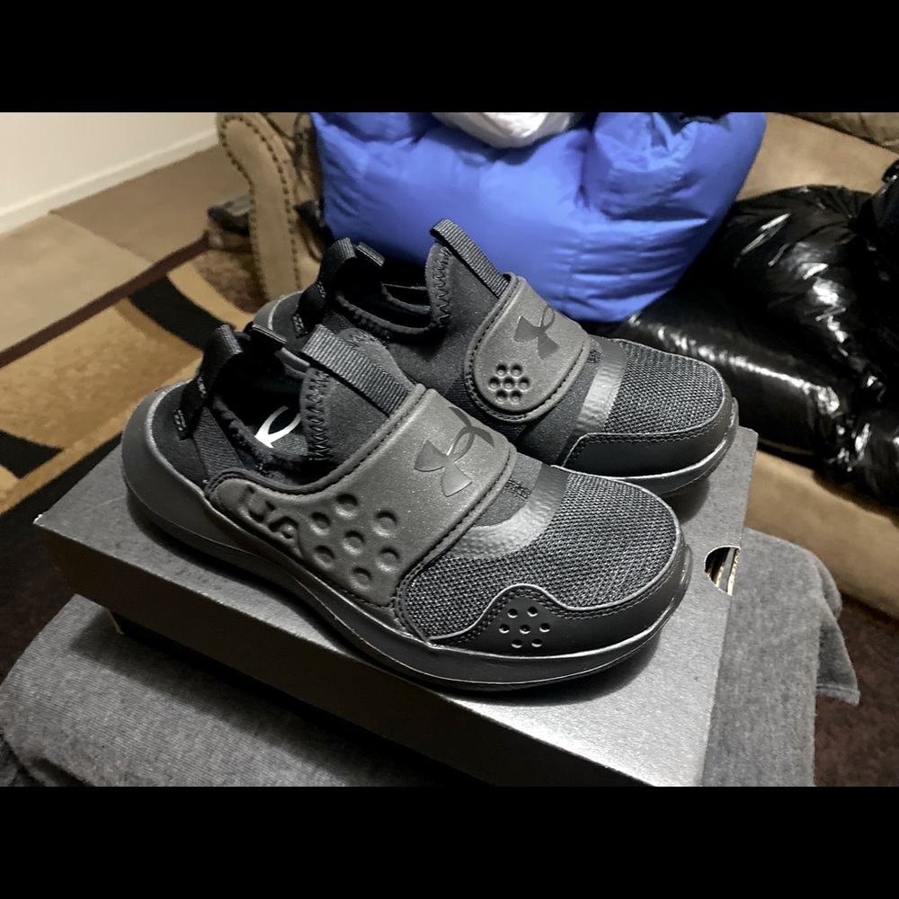 Brand new in box under armor boots shoes size 1Y smoke free pet free home